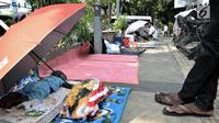 Imigran tertidur di trotoar depan Kantor UNHCR Menara Ravindo, Kebon Sirih, Jakarta, Rabu (3/7/2019). Para imigran mengaku pindah dari Rumah Detensi Imigrasi ke Kantor UNHCR lantaran tidak kunjung mendapat kabar mengenai tempat tinggal dan keputusan suaka. (merdeka.com/Iqbal Nugroho)