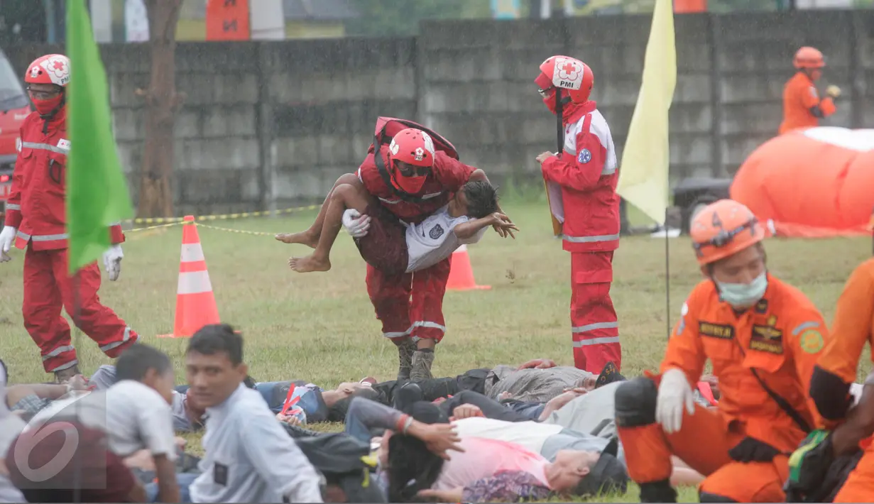 Tim gabungan Basarnas,TNI dan Polri mengikuti simulasi bencana alam gempa bumi di lapangan Jombor ,Sleman, Yogyakarta, (26/7).Latihan gabungan ini di gelar pada International Search and Rescue Advisory Group.(Boy Harjanto)