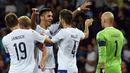 Para pemain Luksemburg berpesta usai membuat kejutan dengan menahan imbang Prancis pada laga Kualifikasi Piala Dunia 2018 di Stadion Municipal, Toulouse, Minggu (3/9/2017). Kedua negara bermain imbang 0-0. (AFP/Remy Gabalda)