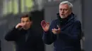 Jose Mourinho. Pelatih berusia 58 tahun yang awal musim ini hijrah ke AS Roma usai 2 musim menangani Tottenham Hotspur mengumpulkan total 217 kemenangan dari 362 laga. Selain bersama Spurs, jumlah tersebut termasuk bersama 2 klub lainnya, Chelsea dan Manchester United. (AFP/Pool/Clive Rose)