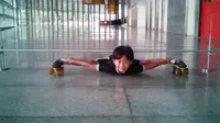Bocah yang baru berusia 7 tahun ini memecahkan rekor limbo skating terpanjang