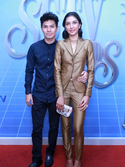 Mikha Tambayong hadir bersama dengan Fero Walandouw. Mikha mengakui bahwa telah jadian dengan Fero. Mikha juga membantah lantaran cinlok. Mengingat umur keduanya serius dalam menjalani hubungannya. (Adrian Putra/Bintang.com)
