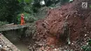 Warga berdiri didekat longsoran yang terjadi di kawasan Ciganjur, Jakarta Selatan, Senin (13/11).  Longsor diduga akibat penumpukan material pembangunan serta hujan deras yang mengguyur Jakarta. (Liputan6.com/Immanuel Antonius)