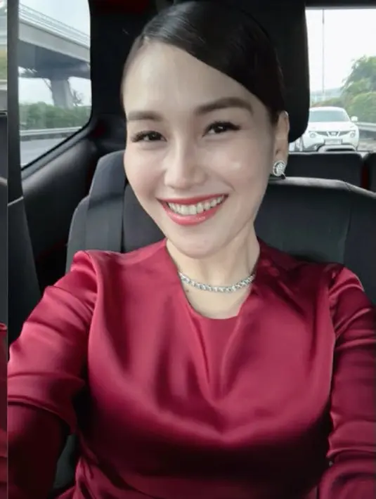 Wajah Ayu dipoles dengan makeup flawless bright, mengaplikasikan lipstik merah dan blush on tipis. Rambutnya ditata tapi ke belakang dengan poni samping yang rapi.  [@ayutingting92]