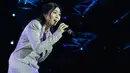 Nama Isyana Sarasvati merupakan salah satu penyanyi yang turut hadir di konser tunggal Rossa. Namun penampilan Isyana malam itu kabarnya berhasil membuat Rossa merasa minder, lantaran begitu memukau. (Bambang E.Ros/Bintang.com)
