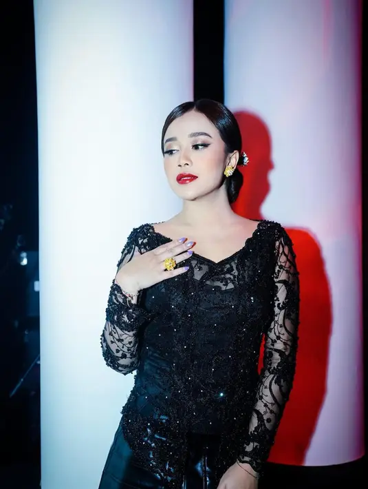 Brisia Jodie terlihat glamor kenakan kebaya kutubaru hitam full payet. Tampilan kebayanya terlihat edgy dengan paduan rok lateks [@brisiajodie96]