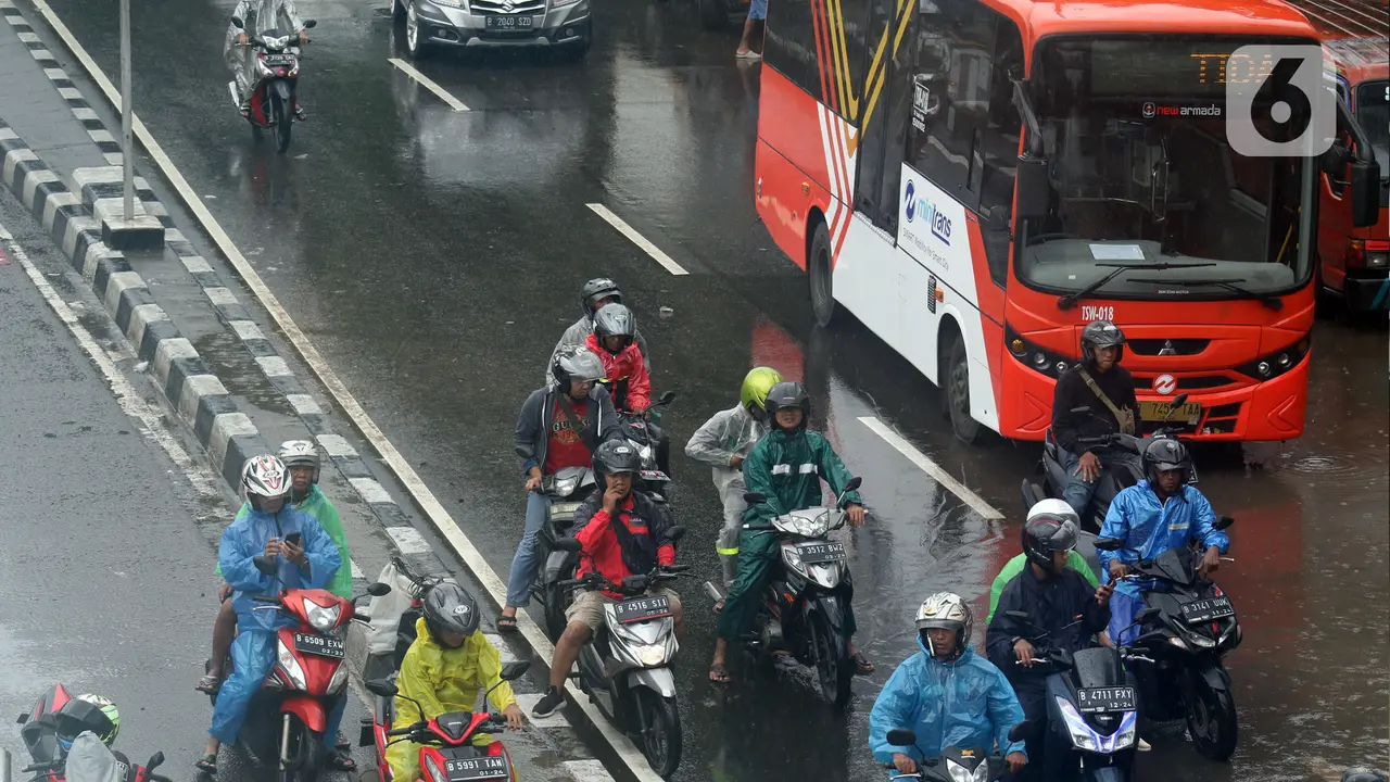 Banjir Rendam Jalan DI Panjaitan
