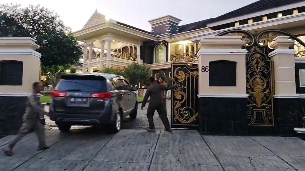Potret Rumah Mewah Eks Bupati Pesawaran Dendi Ramadhona yang Digeledah Kejati Lampung