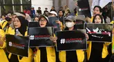 Beberapa mahasiswi dari Badan Eksekutif Mahasiswa Seluruh Indonesia (BEM SI) berunjuk rasa di depan gerbang utama gedung Majelis Permusyawaratan Rakyat (MPR), Dewan Perwakilan Rakyat (DPR), dan Dewan Perwakilan Daerah (DPD) Republik Indonesia, Jakarta, Kamis (4/9/2025). (merdeka.com/Arie Basuki)