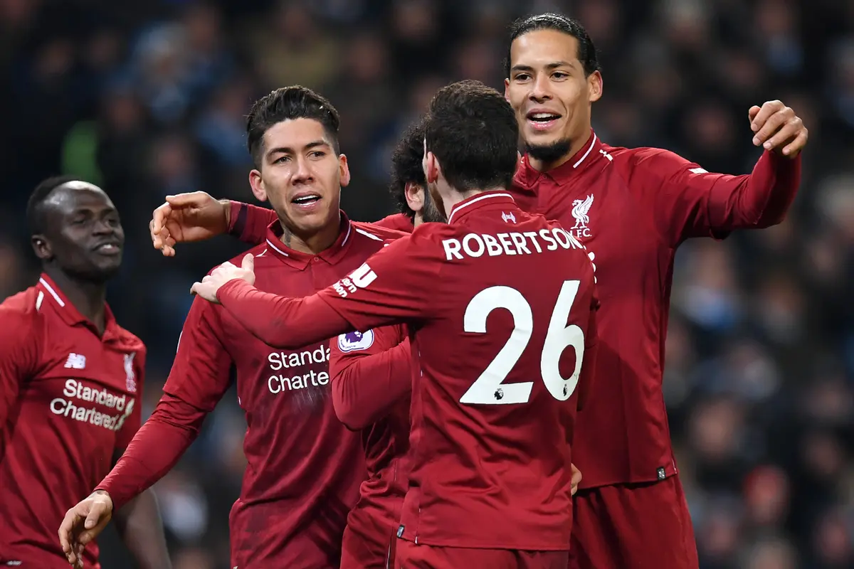 Para pemain Liverpool merayakan gol yang dicetak Roberto Firmino ke gawang Manchester City pada laga Premier League di Stadion Etihad, Manchester, Kamis (4/1). City menang 2-1 atas Liverpool. (AFP/Paul Ellis)