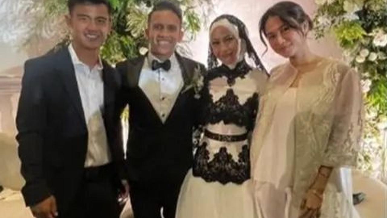 Arhan dengan tulus menyampaikan kegembiraannya atas pernikahan sahabatnya, tidak lupa memberikan ucapan yang hangat bagi pasangan baru tersebut.
