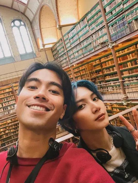 Penampilan Sheila Dara dengan rambut pendek berwarna biru lantas sukses mencuri perhatian publik. [instagram/vidialdiano]