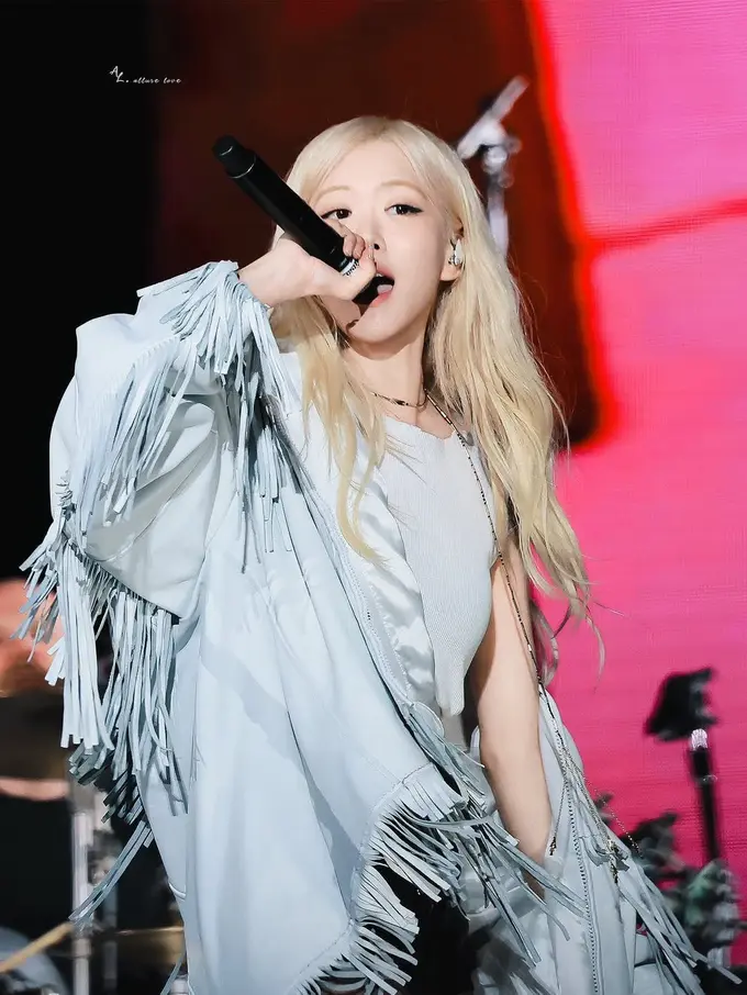 Gaya Boho Chic Rose BLACKPINK Jadi Guest Star Konser Coldplay Korea Setelah TWICE dan Jin BTS, Bawakan Lagu Hits APT