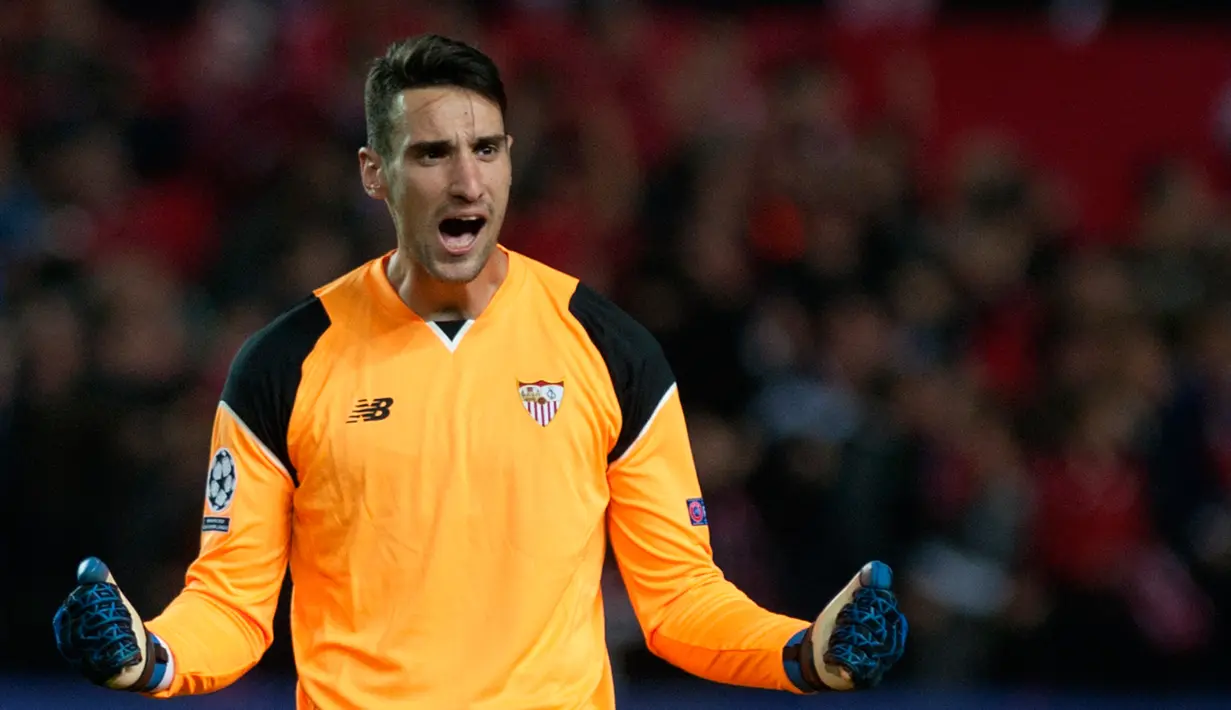 Ekspresi kiper Sevilla, Sergio Rico saat bertanding melawan Leicester City di Stadion Ramon Sanchez Pizjuan, Sevilla, Spanyol. Walau masih berusia 24 tahun, kiper asal Spanyol ini dianggap memiliki kualitas setara dengan Buffon. (AFP PHOTO/JORGE GUERRERO)