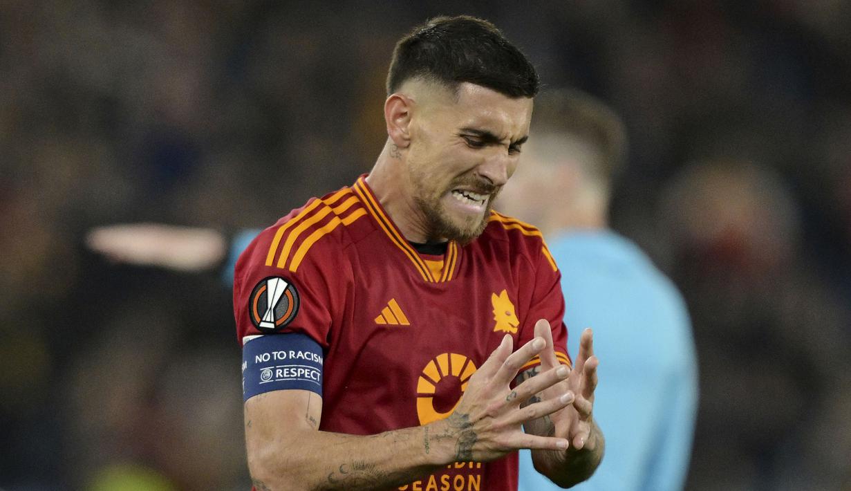 Pemain AS Roma, Lorenzo Pellegrini, tertunduk lesu setelah ditaklukkan Bayer Leverkusen dalam duel leg pertama semifinal Liga Europa di Stadion Olimpico, Roma,  Jumat (3/5/2024). AS Roma takluk 0-2. (Alfredo Falcone/LaPresse via AP)