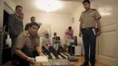 Petugas menunjukkan kokain berbentuk batu bata yang berhasil diamankan di sebuah apartemen di Miraflores, Lima, Peru, Selasa (22/3). 52 batu bata kokain diamankan dari tangan tiga tersangka, dua di antaranya berasal dari Prancis. (REUTERS/Guadalupe Pardo)