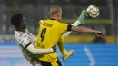 Penyerang Borussia Dortmund, Erling Haaland mengontrol bola dari kawalan bek Bayern Munchen, Alphonso Davies pada pertandingan final final Piala Super Jerman di Signal Iduna Park, Jerman, Rabu (18/8/2021). Munchen menang atas Dortmund dengan skor 3-1. (AP Photo/Martin Meissner)