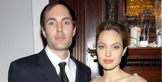 Sibuk dengan urusan perceraiannya, Angelina Jolie dan Brad Pitt memang tak bisa lagi fokus dalam mengurus anak-anaknya. Terlebih saat ini, keenam anaknya berada dalam pengawasan Jolie. (doc.USweekly.com)
