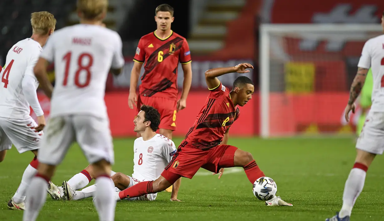 Gelandang Belgia, Youri Tielemans, berebut bola dengan gelandang Denmark, Thomas Delaney, pada laga lanjutan UEFA Nations League di Stadion Den Dreef, Kamis (19/11/2020) dini hari WIB. Belgia menang 4-2 atas Denmark. (AFP/John Thys)