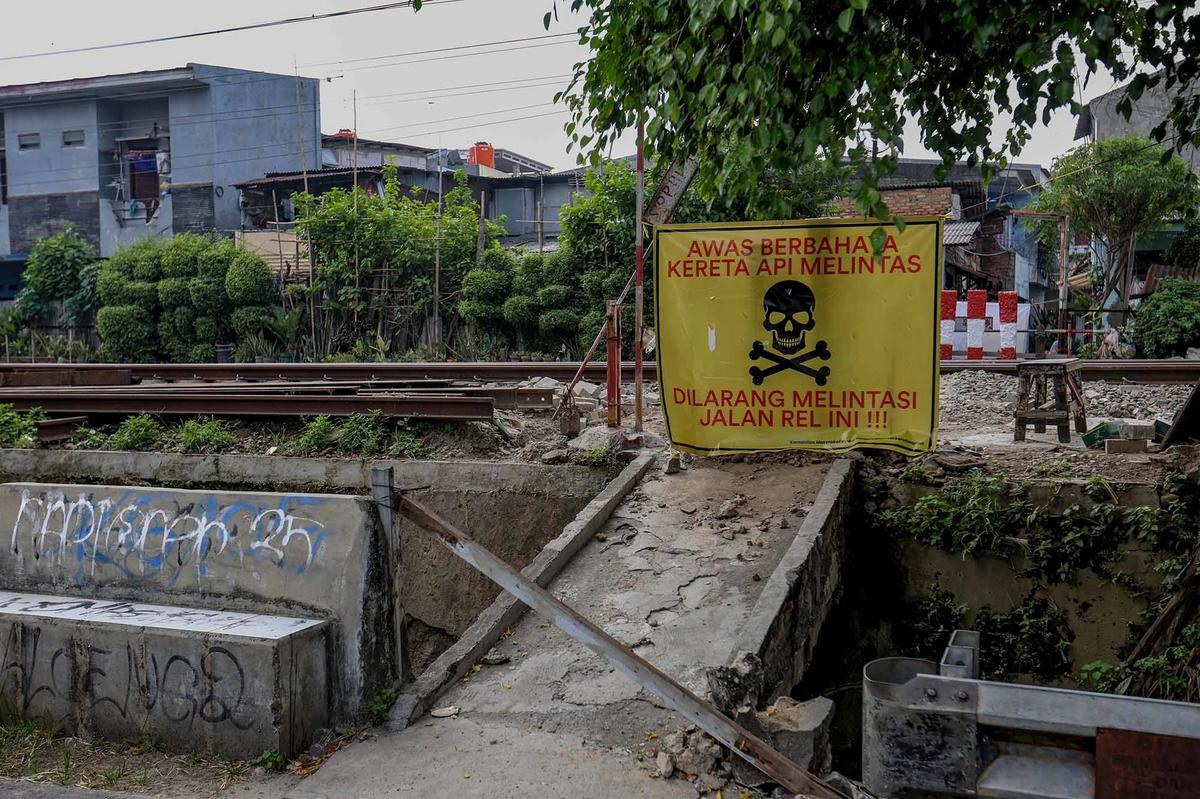 FOTO: Perlintasan Liar Tebet Ditutup Demi Keselamatan Warga