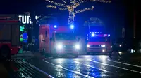 Mobil ambulans disiagakan di sekitar Stadion HDI Arena, Hanover, Selasa (17/11). Pertandingan persahabatan antara Jerman melawan Belanda di Stadion tersebut dibatalkan beberapa saat menjelang kick off setelah adanya ancaman bom. (REUTERS/Nigel Treblin)