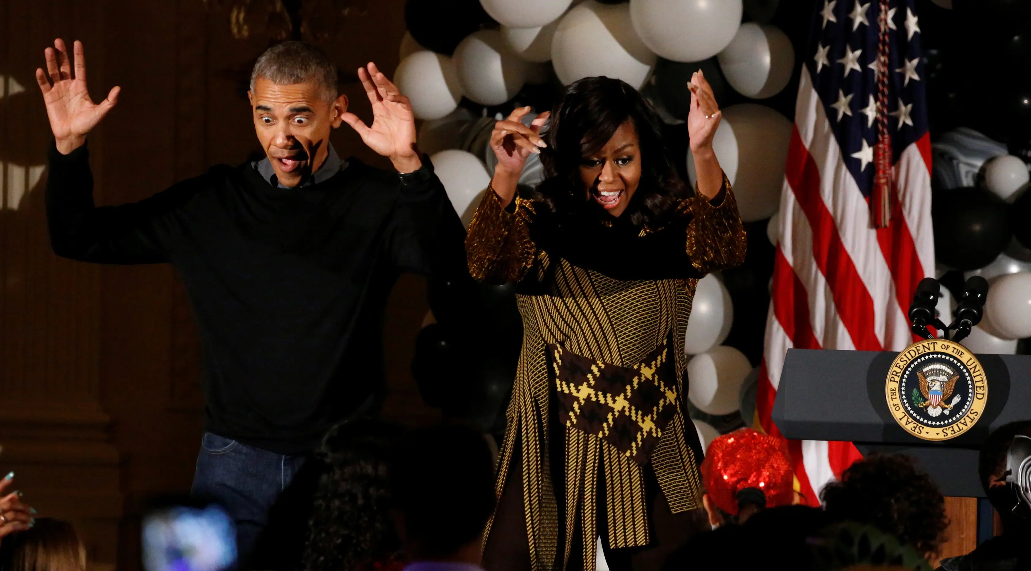 Presiden AS, Barack Obama dan ibu negara Michelle Obama menari bersama anak-anak saat merayakan Halloween di Gedung Putih, Senin (31/10). Sebanyak 4.000 orang diperkirakan mengunjungi White House untuk merayakan Hallowen. (REUTERS / Jonathan Ernst)