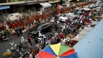 Sejumlah warga mengunjungi pasar babi panggang menjelang Tahun Baru Imlek di Phnom Penh, Kamboja, Senin (31/1/2022). Menyambut Tahun Baru Imlek, warga Kamboja mempersiapkan daging babi panggang untuk sajian makan. (AFP/Tang Chhin Sothy)