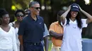 Presiden Amerika Serikat, Barack Obama saat berbincang dengan putrinya Malia di kebun binatang Honolulu, Hawaii, (2/1). Barack Obama mengajak serta putrinya untuk menghabiskan liburan tahun baru. (REUTERS / Jonathan Ernst)