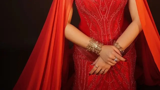 Tasya Farasya kenakan headpiece saat Premier Avatar yang dibuat costum. [@tasyafarasya]