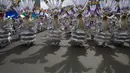 Sejumlah penari mengenakan kostum dan topeng saat parade tahunan untuk menghormati "El Senor del Gran Poder" atau "The Lord of Great Power" di La Paz, Bolivia (10/6). (AP Photo / Juan Karita)