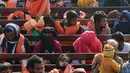 Pengungsi Rohingya duduk di kapal Angkatan Laut Bangladesh saat mereka dipindahkan ke pulau rawan banjir yang kontroversial, Bhashan Char di Teluk Benggala, di Chittagong (29/12/2020). (AFP/Rehman Asad)