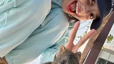 Melalui akun Instagramnya, Lisa Blackpink membagikan foto lucu bersama hewan berbulu quokka. Wajahnya begitu gembira. (Foto: Instagram/ lalalalisa_m)