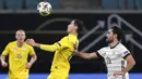 Pemain Ukraina, Taras Stepanenko, mengontrol bola saat melawan Jerman pada laga UEFA Nations League di Red Bull Arena, Minggu (15/11/2020). Jerman menang dengan skor 3-1. (AP/Michael Sohn)