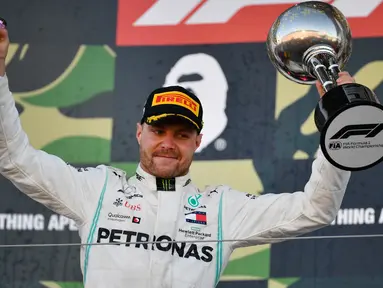 Pembalap Mercedes, Valtteri Bottas berselebrasi di atas podium setelah menjuarai balapan Formula 1 (F1) GP Jepang di Sirkuit Suzuka, Minggu (13/10/2019). Ini adalah podium teratas Bottas yang ketiga sepanjang 2019, setelah sebelumnya menang di Australia dan Azerbaijan. (Toshifumi KITAMURA/AFP)