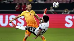 Gelandang Jerman, Serge Gnabry berebut bola dengan pemain Armenia, Varazdat Haroyan pada pertandingan grup J Kualifikasi Piala Dunia 2022 di stadion Mercedes-Benz Arena di Stuttgart, Jerman, Senin (6/9/2021). Jerman atas Armenia 6-0. (AP Photo/Matthias Schrader)