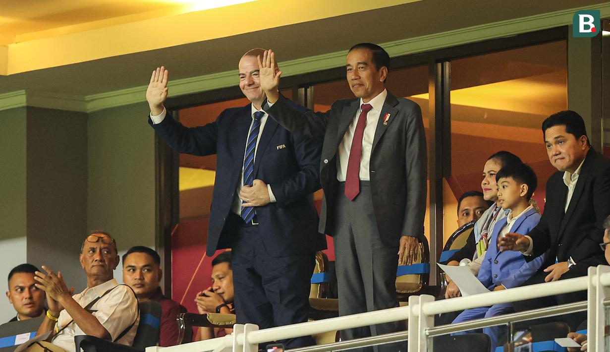 Presiden RI, Joko Widodo (kanan) dan Presiden FIFA,Gianni Infantino melambakian tangan kepada penonton saat pembukaan Piala Dunia U-17 2023 di Stadion Gelora Bung Tomo, Surabaya, Jumat (10/11/2023) malam WIB. (Bola.com/Bagaskara Lazuardi)