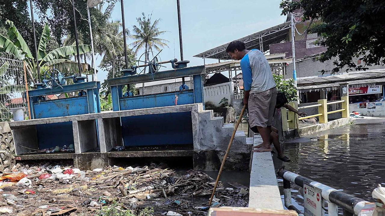 FOTO: Banjir Berangsur Surut, Genangan Masih Rendam Puluhan RT di Jakarta