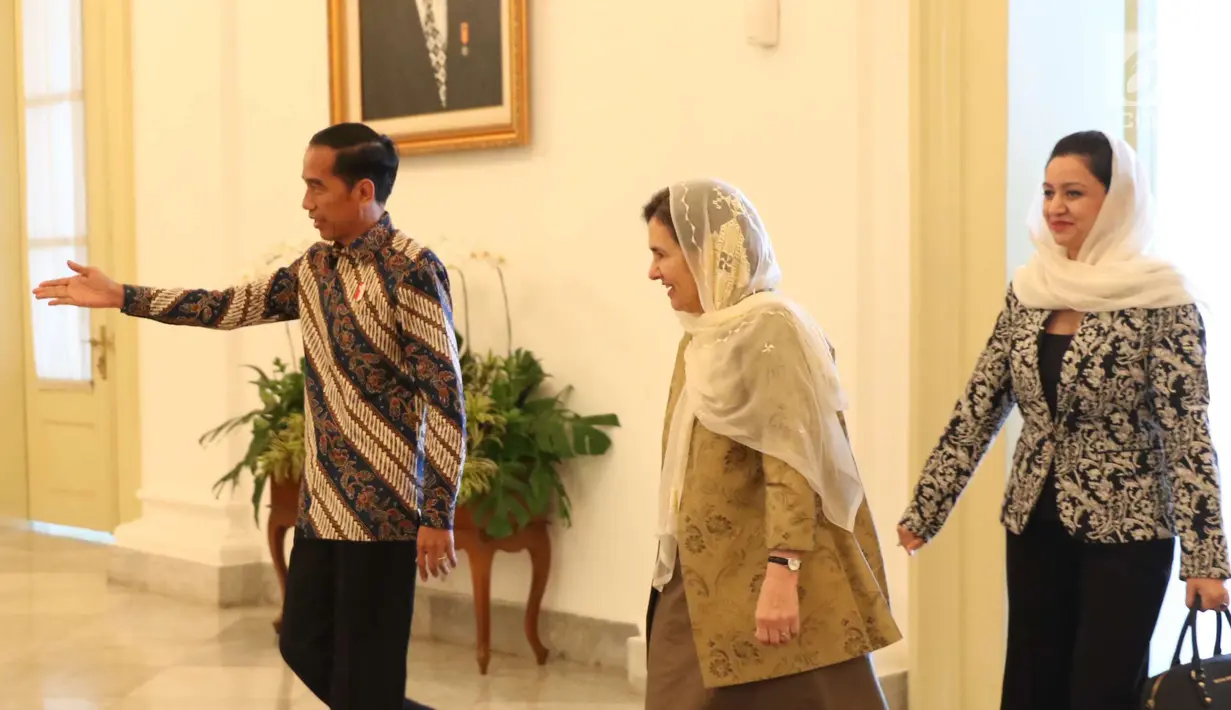 Presiden Joko Widodo mempersilahkan Ibu Negara Afghanistan, Rula Ghani saat kunjungan ke Istana Bogor, Selasa (5/12). (Liputan6.com/Angga Yuniar)