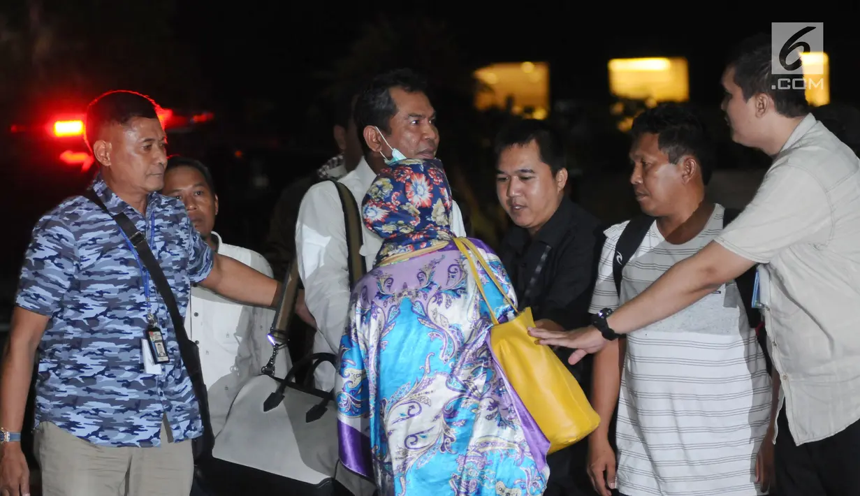 Bupati Hulu Sungai Tengah, Abdul Latif (tengah) ditemui kerabatnya saat tiba di Gedung KPK, Jakarta, Kamis (4/1). Sebanyak enam orang, termasuk Abdul Latif diamankan KPK dalam operasi tangkap tangan di Kalimantan Selatan.(Liputan6.com/Helmi Fithriansyah)