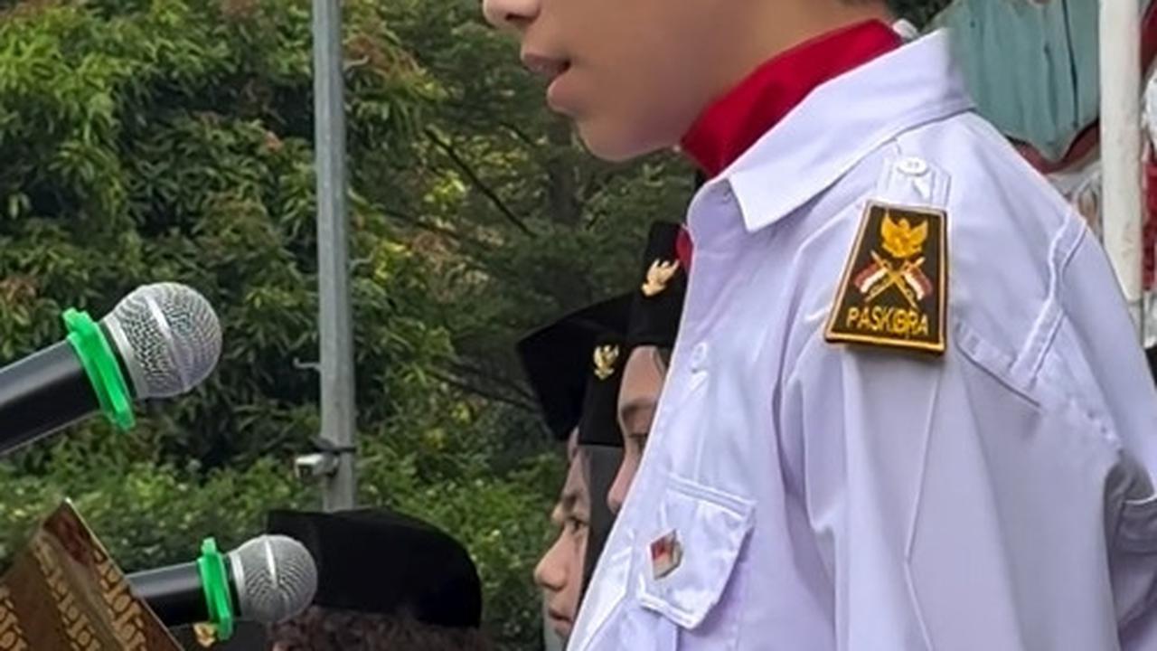 Ayu merasa sangat bangga kepada anaknya.&nbsp;