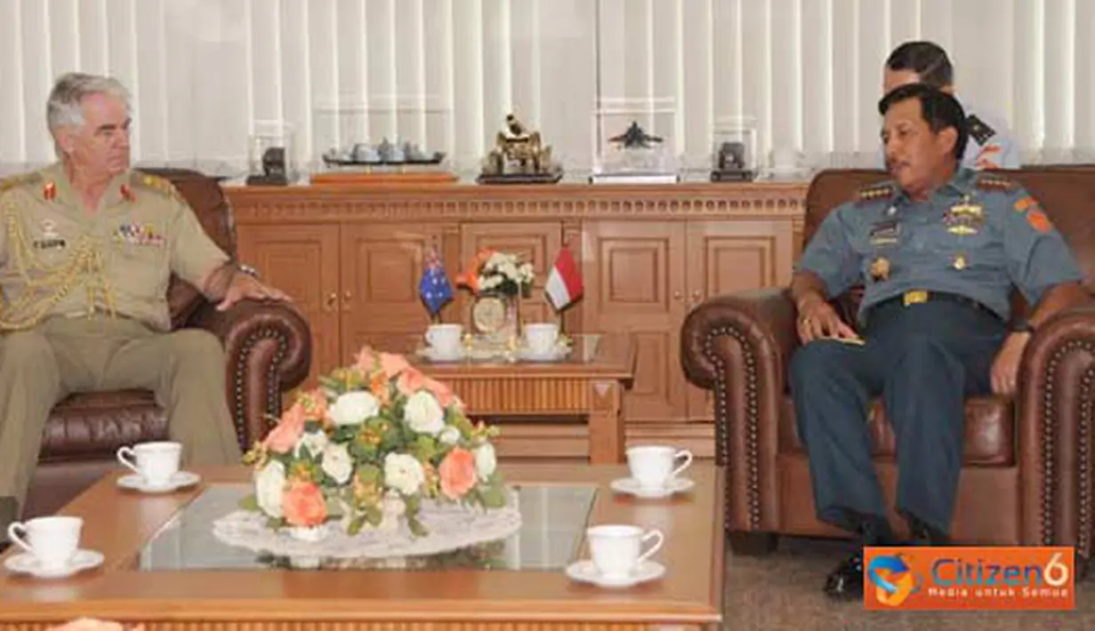 Citizen6, Jakarta: Panglima TNI Laksamana TNI Agus Suhartono, S.E., beserta para staf menerima kunjungan Kasad Australia, Lt General K. J. Gillespie, AO, DSC, CSM., di Mabes TNI, Cilangkap, Jakarta Timur, Senin (28/3). (Pengirim: Badarudin Bakri Badar)