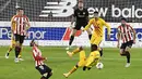 Peman Athletic Bilbao Iker Muniain (kiri) berebut bola dengan pemain Barcelona Ousmane Dembele (kanan) pada pertandingan Liga Spanyol di Stadion San Mames, Bilbao, Spanyol, Rabu (6/1/2021). Barcelona menang 3-2 dengan dua gol dari Lionel Messi. (AP Photo/Alvaro Barrientos)
