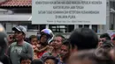 Ratusan warga berbondong-bondong memadati Dermaga Wijayapura, Cilacap, Jawa Tengah, Kamis (5/3/2015). Mereka penasaran akan proses eksekusi mati terhadap sejumlah tersangka kasus narkoba yang digelar di Nusakambangan. (Liputan6.com/Johan Tallo)