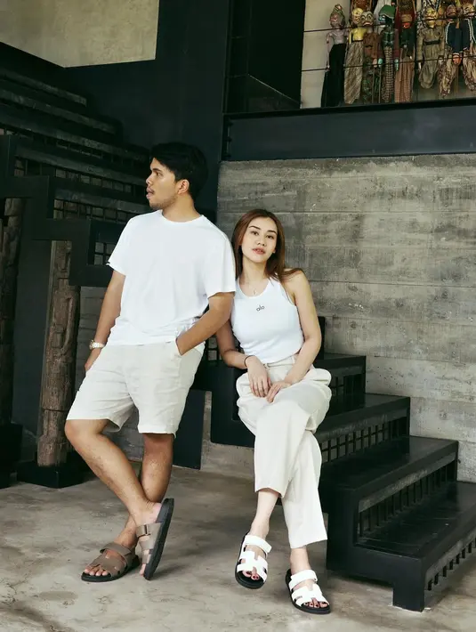 Begitu pun dengan Aaliyah Massaid yang memilih mengenakan tank top putih dan celana panjang beige yang serasi dengan sang suami. [Foto: Instagram/thariqhalilintar]