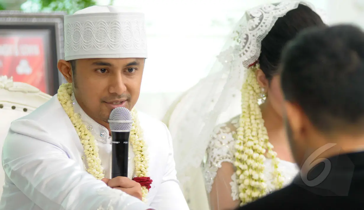 Hengky Kurniawan saat membacakan ijab kabul dengan menjabat tangan kakak Sonya Fatmala di sebuah hotel kawasan TMII, Jakarta, Kamis (23/4/2015). (Liputan6.com/Panji Diksana)