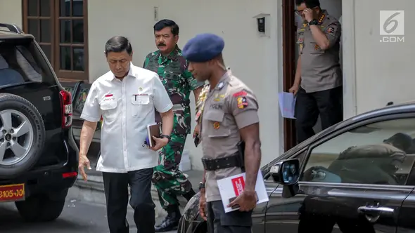 Menko Polhukam Wiranto (kiri) bersama Panglima TNI Marsekal Hadi Tjahjanto (kedua kiri) dan Kapolri Tito Karnavian (kanan) bersiap memberi keterangan usai rapat koordinasi tertutup di Kantor Kemenko Polhukam, Jakarta, Selasa (24/9/2019). Rapat membahas isu-isu nasional. (Liputan6.com/Faizal Fanani)