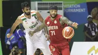 Aksi pebasket naturalisasi Indonesia, Jamarr Johnson pada final Invitation Tournament Asian Games 2018 di GBK Hall Basket, Jakarta. Indonesia menang 78-68 atas India. (Bola.com/Peksi Cahyo)