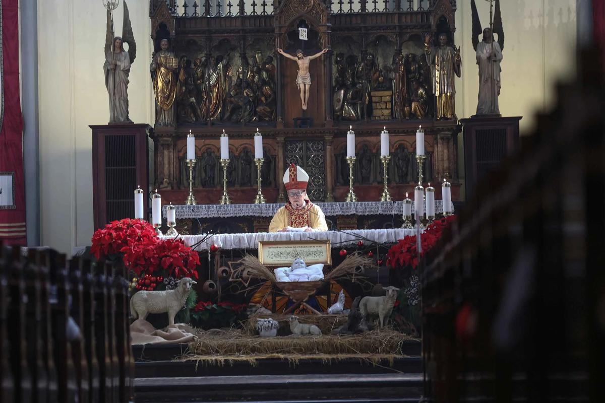 FOTO: Suasana Khidmat Misa Natal 2025 di Gereja Katedral Jakarta Dihadiri Ribuan Umat