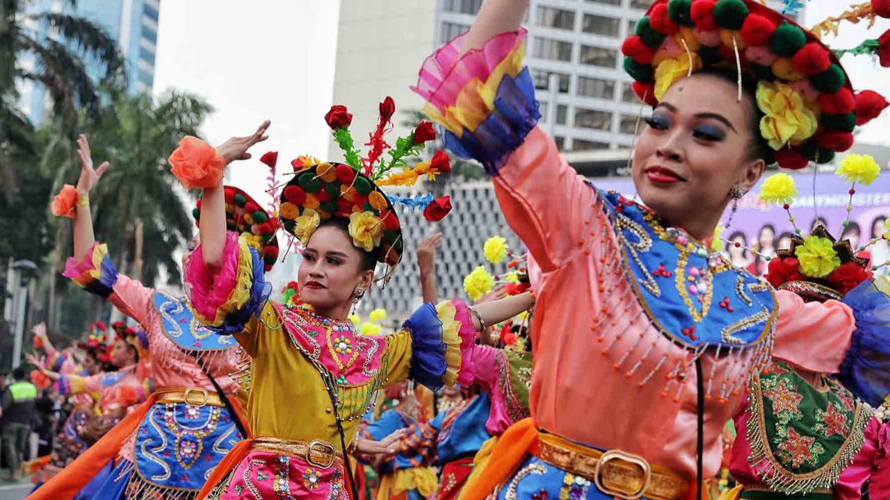 FOTO: “Jakarta dalam Warna”: Ribuan Penari Betawi Semarakkan Bundaran HI di Hari Bebas Kendaraan