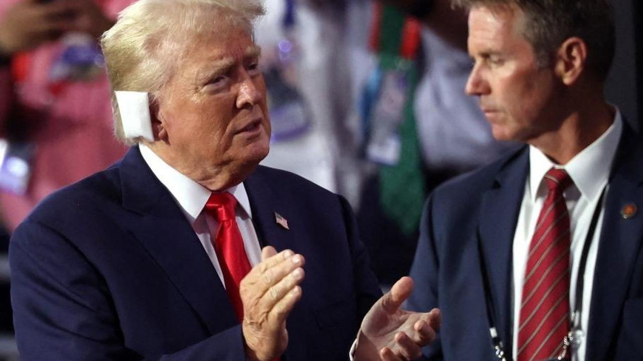 Saat ini calon presiden dari Partai Republik dan mantan Presiden AS Donald Trump sedang menghadiri Hari pertama Konvensi Nasional Partai Republik (RNC) yang berlangsung di Fiserv Forum di Milwaukee, Wisconsin, AS (15/7/2024).  Foto: Reuters<br>